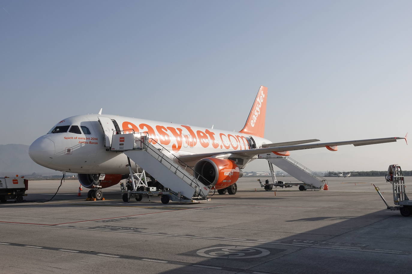 El aeropuerto de Granada mantiene cuatro de sus treinta vuelos diarios habituales