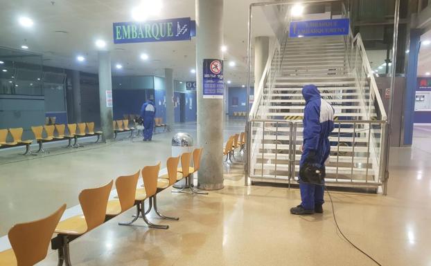 La Autoridad Portuaria de Almería desinfecta la estación de pasajeros