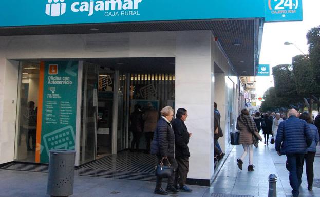 Cajamar recomienda a sus clientes mayores no acudir a las oficinas para el cobro de la pensión