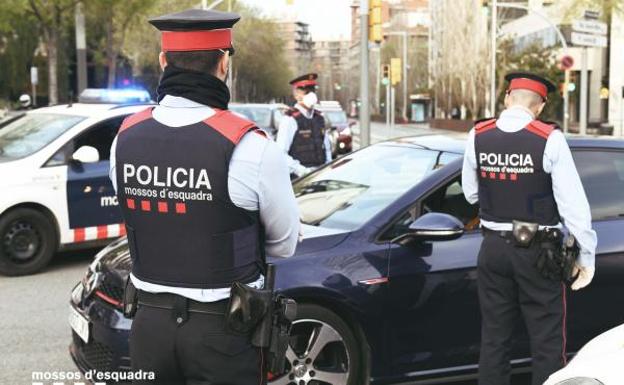 Pillan a un hombre que se saltó la cuarentena dentro del maletero de un coche para «ir a ver a su abuela»
