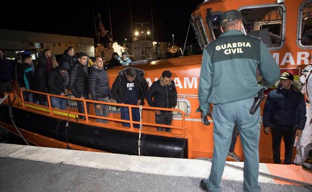 Los magrebíes llegados a Motril en patera no pueden ser repatriados por la suspensión de las conexiones con Marruecos