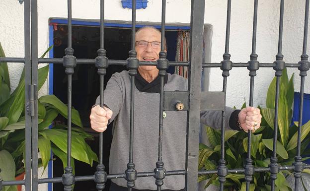 «Doy vueltas por mi cueva cantando y recitando poemas»