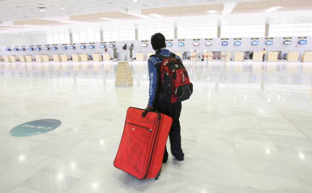 Ábalos cierra el Aeropuerto de Almería y lo deja solo para emergencias