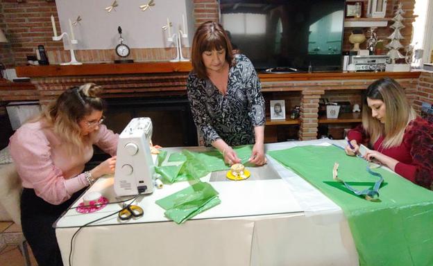 Los vecinos de Monachil fabrican batas de plástico, mascarillas y gel desinfectante para las residencias de ancianos