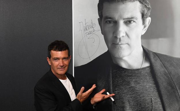 Antonio Banderas da un aplauso «emocionado» al trompetista jienense del balcón