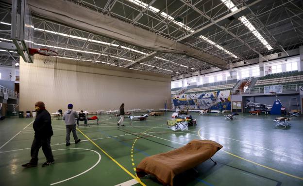 El Ayuntamiento de Motril completa el pabellón y asiste a 20 personas sin hogar durante la cuarentena