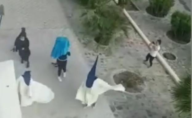 Denunciadas cinco personas tras bailar en la calle vestidas de nazareno y emular un paso de Semana Santa