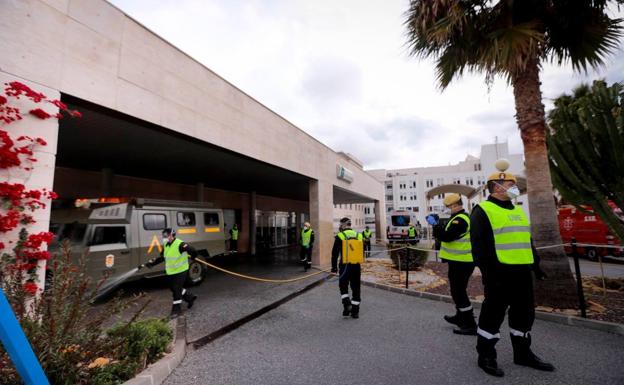 El hospital de Motril combate la soledad de sus pacientes llevándoles los mensajes que envían sus familiares