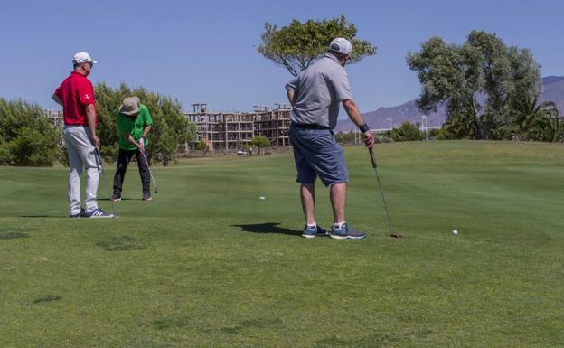 Alborán Golf adelanta tareas de mantenimiento y reordena los torneos de Almería