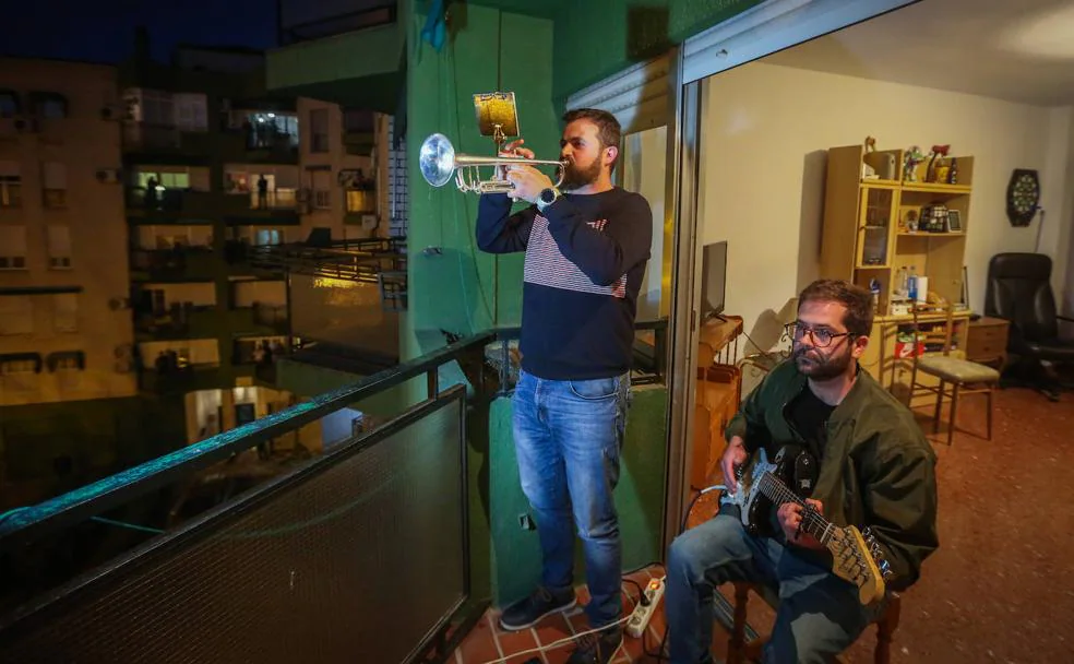 Trompeta y guitarra, centuriones del encierro en Granada