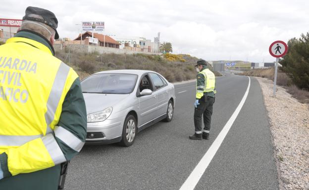 Diez conductores sancionados en Granada por querer ir a la Costa de Granada o la Alpujarra en fin de semana
