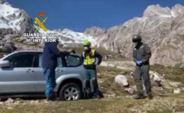 Acampa con su coche en los Picos de Europa y es sorprendido por la Guardia Civil