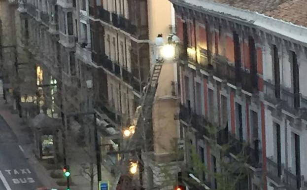 Rescatan en Granada a una anciana que llevaba varios días sola en la cama tras el positivo en coronavirus de su cuidador