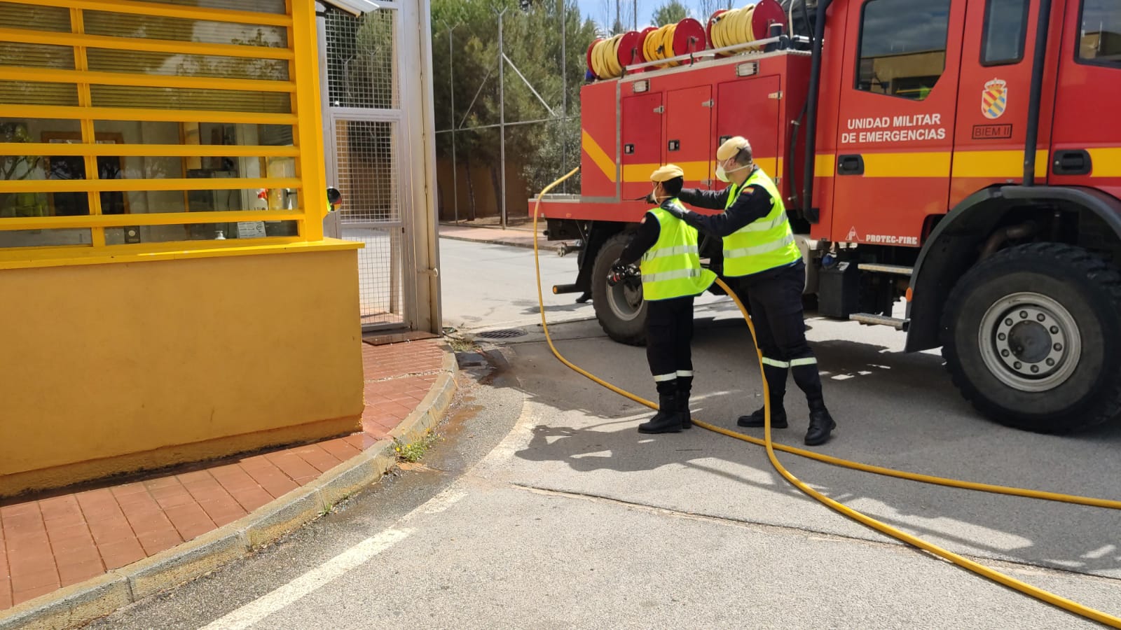 La UME desinfecta la cárcel de Albolote