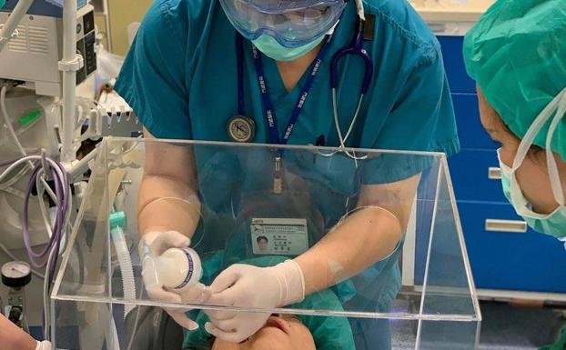 El contagio aéreo dispara la demanda de mamparas de metacrilato