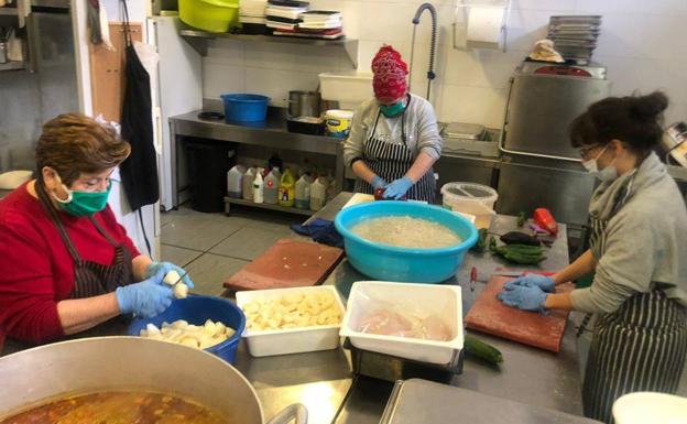 Comida solidaria, una iniciativa surgida en Cabra del Santo Cristo en plena crisis sanitaria