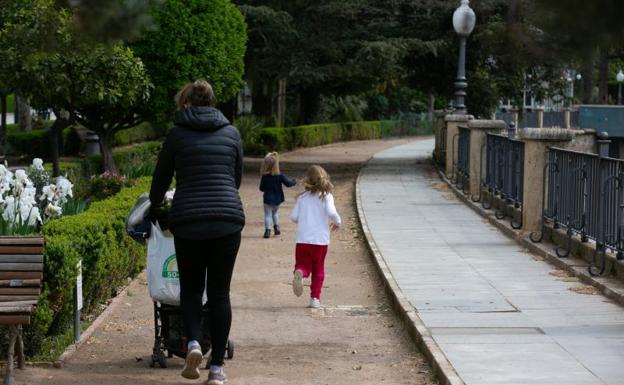 Italia permite a los niños dar un paseo acompañados de un progenitor y cerca de casa
