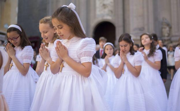 La diócesis de Granada mantiene la fecha de las comuniones por ahora
