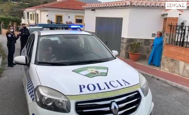 La Policía de Salobreña felicita por sorpresa a una vecina aislada en su 80 cumpleaños