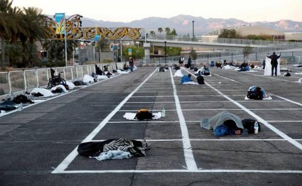 Celdas en el suelo de un parking de EE.UU. para que los 'sintecho' duerman a distancia por el coronavirus