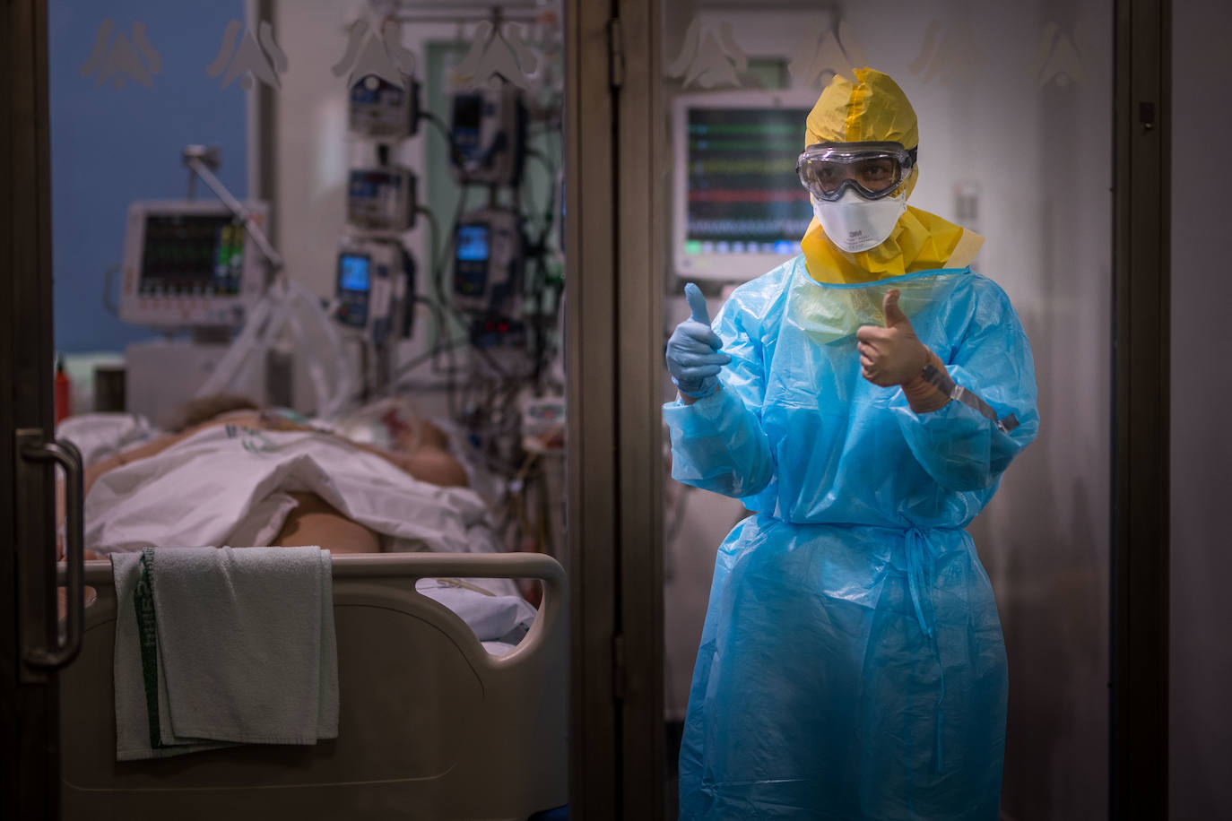 La UCI del Virgen de las Nieves, desde dentro en plena pandemia del coronavirus