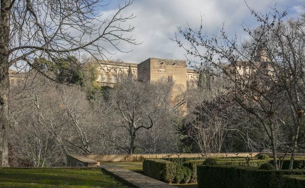 Multado por ir a la Alhambra desde Zafarraya para sacar al perro