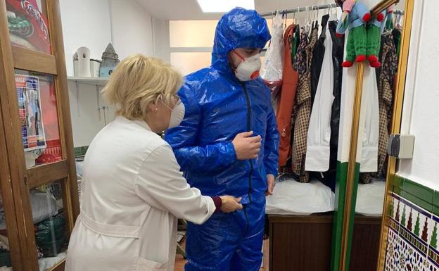 Granada Cose Epis: la iniciativa para proteger con trajes a los que luchan contra el coronavirus