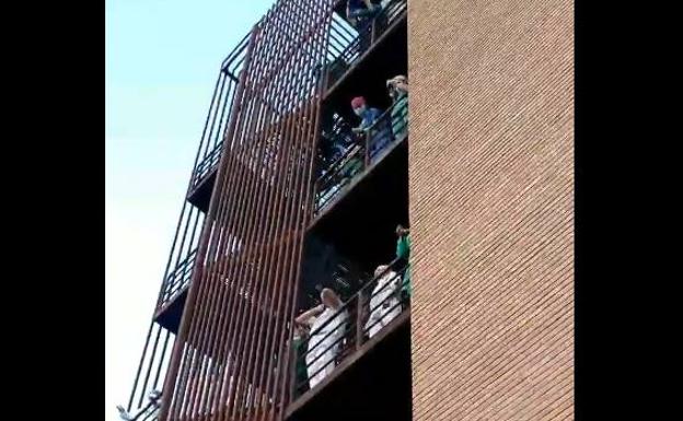 Sanitarios del hospital de Jaén cantan el 'Resistiré'