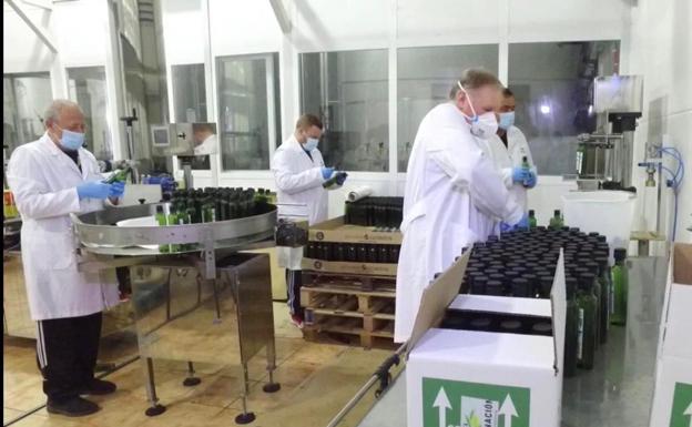 El Ayuntamiento de Peal y la SCA Encarnación elaboran unos 3.000 botes de gel hidroalcohólico