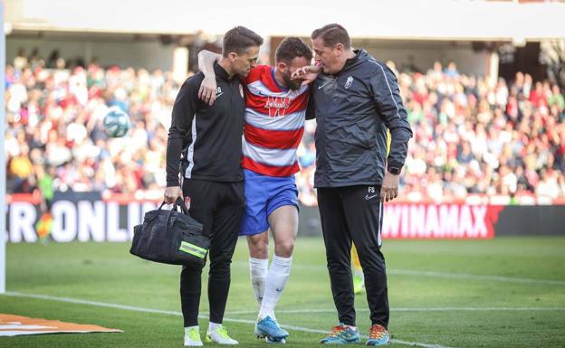 Tres futbolistas del Granada en una posición incómoda por las lesiones