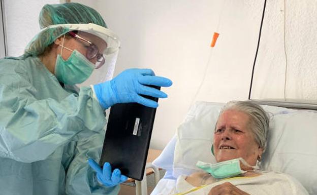 El Clínico de Granada incorpora tablets para que los pacientes con coronavirus hablen con sus familias