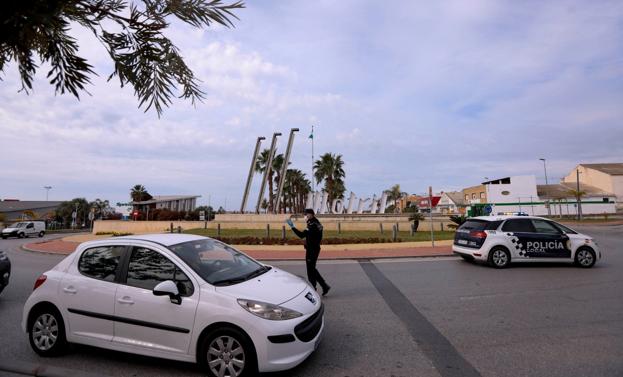 Motril controla los accesos a la playa y las Zorreras para evitar 'escapadas' en Semana Santa