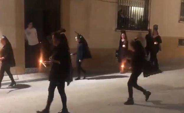 Indignación por una 'procesión' de mujeres de mantilla en Porcuna en pleno confinamiento