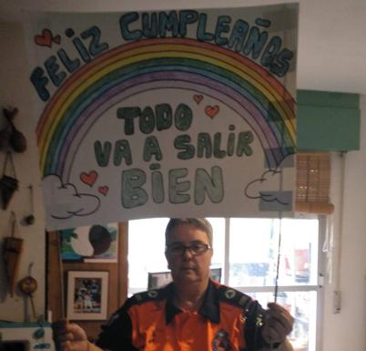 Una niña de Cenes recibe una emotiva sorpresa en casa por su cumpleaños