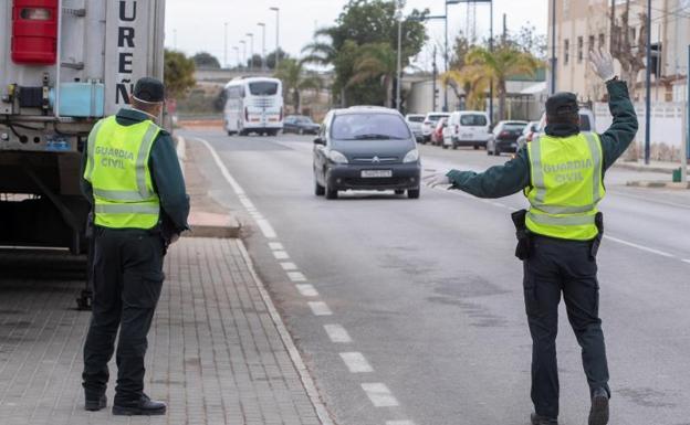 De 'El paseador del pan' al fumador del 'tabaco especial': la Guardia Civil cuenta las multas más insólitas en estado de alarma