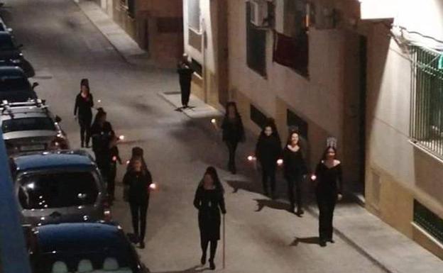 Una de las mujeres de mantilla de la procesión de Porcuna: «Ha sido inconsciente. Pedimos perdón»