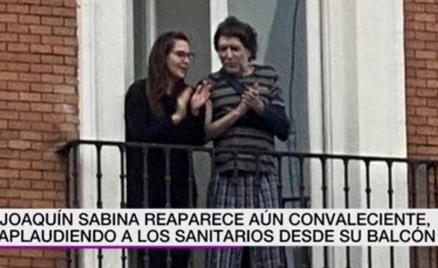 Sabina reaparece en su balcón para aplaudir al personal sanitario