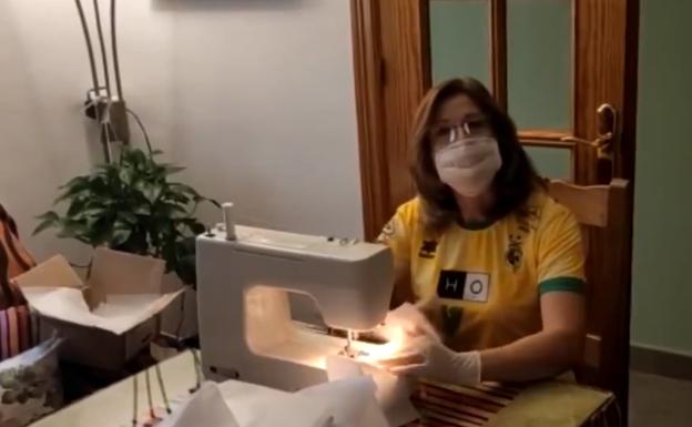 Las costureras del Jaén Paraíso Interior FS mandan un mensaje de ánimo