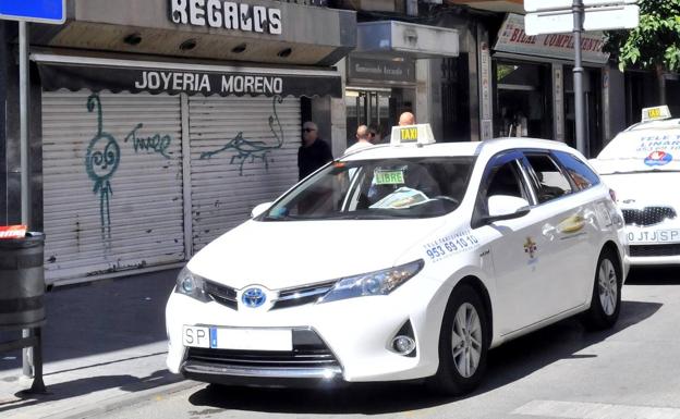 Taxistas de Linares entregarán pedidos a domicilio con motivo de la cuarentena