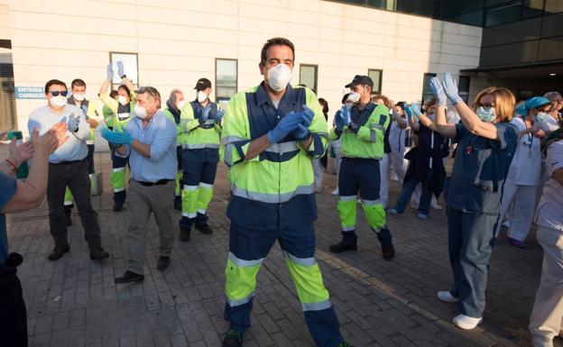 20 camiones de Inagra van al PTS de Granada a realizar un aplauso a la sanidad