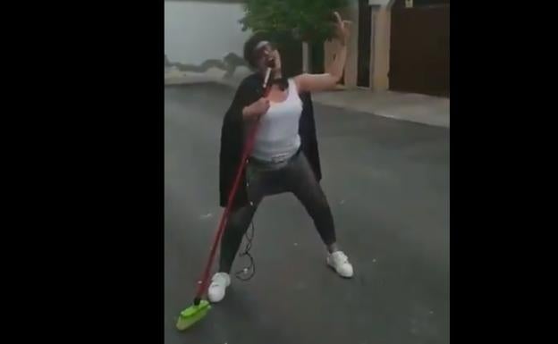 Multada una vecina de Andújar por saltarse el confinamiento para imitar a Freddie Mercury