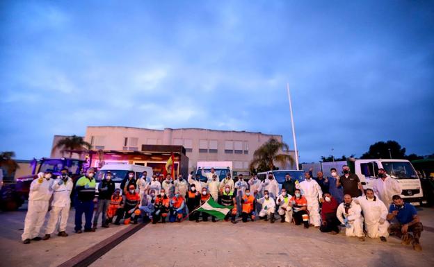 El batallón de desinfección de Motril homenajea a los que se quedan en casa