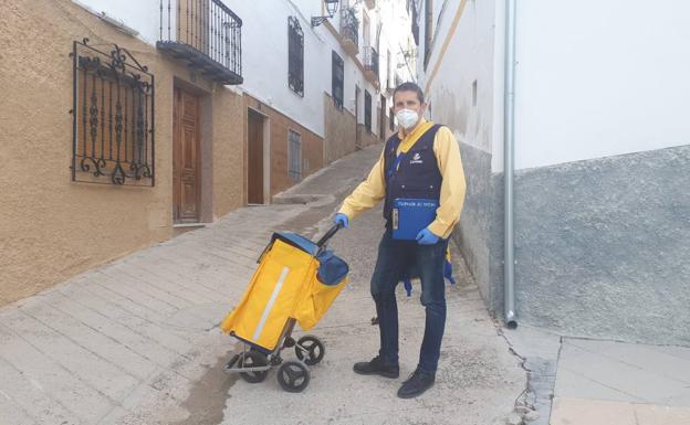 El cartero que reparte solidaridad en Bedmar