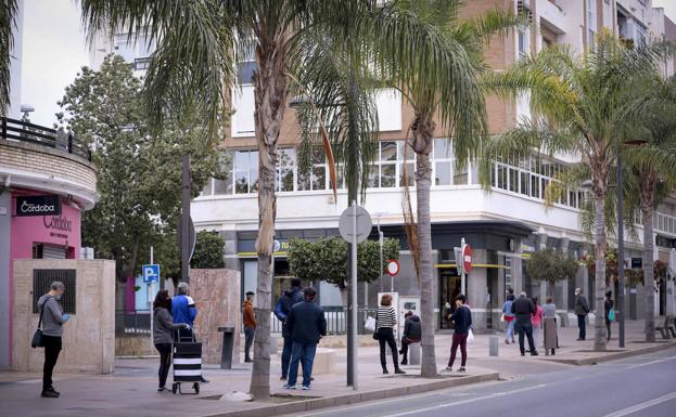 Motril busca soluciones a las largas colas en Correos para recoger mascarillas