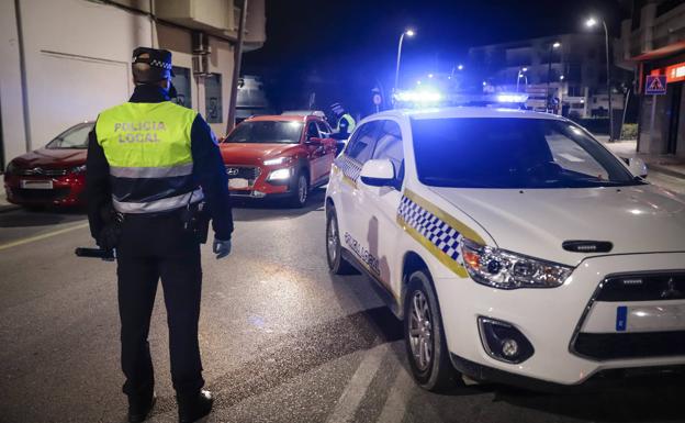 Policías contra las excusas blindan el acceso a Salobreña