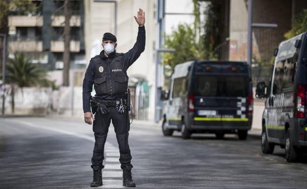Encuentran a una mujer en el Centro de Granada en estado de alarma supuestamente agredida por su pareja