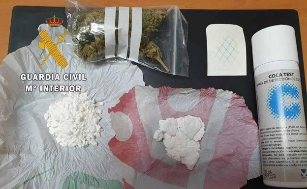 Huye de un control y lo encuentran escondido en otro coche cargado de cocaína y 'maría' en Beas de Segura