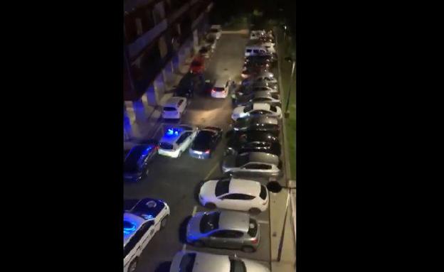 Embiste varias veces a un coche patrulla para intentar huir de la policía y destroza varios vehículos