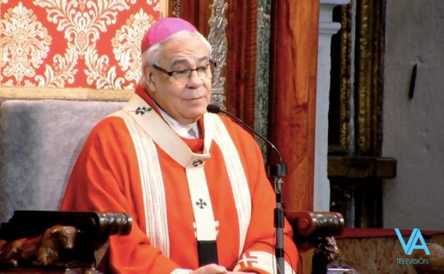 La Policía Nacional desaloja la Catedral de Granada durante la celebración del Viernes Santo