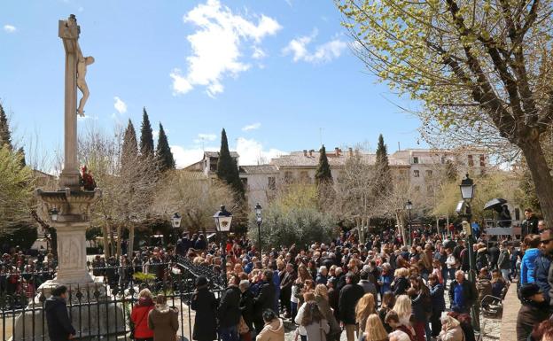 Así ha sido la oración de las 3 de la tarde al Cristo de los Favores desde la catedral de Granada